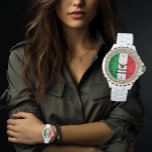 Montre Drapeau italien Drapeau blanc féminin Italie<br><div class="desc">Une montre élégante pour femmes en émail blanc et croustillant, ornée de strass. Le visage de la montre présente les couleurs vives du drapeau italien - vert, blanc et rouge. Pour le rendre unique, votre nom est écrit avec audace en lettres noires. C'est un accessoire chic et personnalisé qui combine...</div>