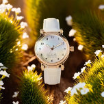 Montre Dreamy Blush Parties scintillant Personnaliser Neu<br><div class="desc">Dreamy Blush Personnaliser Neutral Stylish Nom du monogramme. Cette montre élégante et moderne est conçue avec une typographie manuscrite associée à une typographie en bloc en noir sur un arrière - plan Parties scintillant Dreamy Rose Bleu chic et a de l'espace pour vous pour écrire le nom de votre femme,...</div>