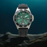 Montre Élégant Monogramme Vert Brossé Métallique<br><div class="desc">Élégant Monogramme Vert Brossé Métallique. Cette montre élégante et moderne est conçue avec la typographie de script de nom jumelée à la typographie blanche en noir sur un arrière - plan métallique brossé vert chic et a de l'espace pour vous pour écrire votre nom, Le nom monogramme peut facilement être...</div>