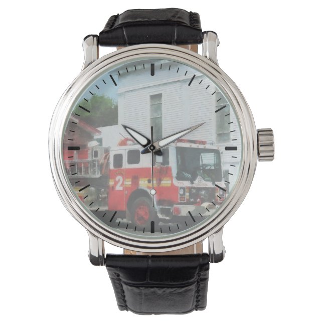 Montre Engin de pompiers devant la caserne de pompiers (devant)