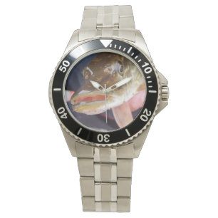 Montre et bande en acier avec la photo de brochet