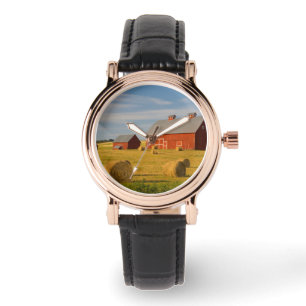 Montre Fermes Barres rouges près de balles de foin