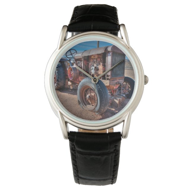 Montre Fermes | Tracteur d'antiquité rouillé (devant)