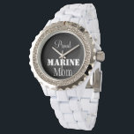 Montre Fière maman Marine Regarder<br><div class="desc">Félicitations, vous êtes une maman marine, vous avez un fils ou une fille dans le Corps des Marines des Etats-Unis qui a obtenu son diplôme de camp de base et vous êtes officiellement une mère d'une Marine. Vous êtes patriote et vous aimez vous vanter de l'USMC et de l'armée. Portez...</div>