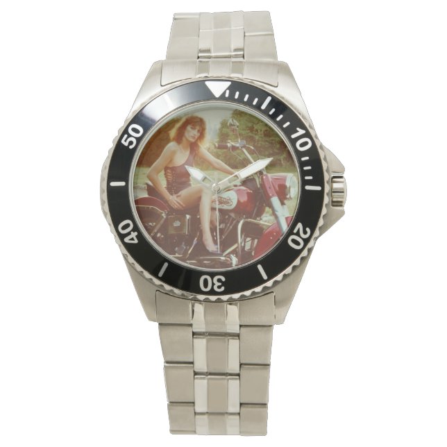 Montre Fille Pinup Classique Sur Une Moto (devant)
