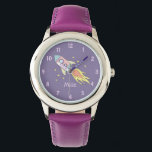 Montre Filles mignonne violet Rocket Ship Space and Name<br><div class="desc">Cette jeune fille mignonne et girly montre une belle et colorée fusée tirée à la main dans l'espace,  avec un arrière - plan violet. Le design dispose également d'un endroit où vous pouvez ajouter le nom de votre fille. Parfait pour tout enfant !</div>