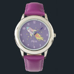 Montre Filles mignonne violet Rocket Ship Space and Name<br><div class="desc">Cette jeune fille mignonne et girly montre une belle et colorée fusée tirée à la main dans l'espace,  avec un arrière - plan violet. Le design dispose également d'un endroit où vous pouvez ajouter le nom de votre fille. Parfait pour tout enfant !</div>