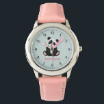 Montre Filles mignonnes et minimalistes Panda Ours Enfant<br><div class="desc">Cette petite fille mignonne et amusante montre une illustration d'un ours de panda dans la jungle. La montre fournit des espaces pour ajouter le nom de votre fille dans une police rose moderne et minimaliste. Parfait pour les amateurs de panda.</div>