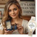 Montre Fleur de Lis Argent Vintage Paris Classé<br><div class="desc">Design français vintage avec quatre fleurs de lis argentées formant une croix au centre.</div>