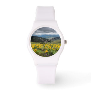 Montre Fleurs sauvages printanières dans les collines