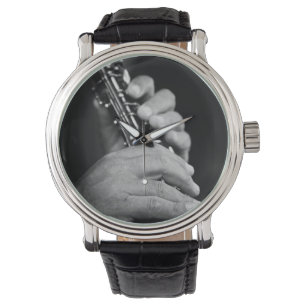 Montre Flûte jouée en noir et blanc par un gitan