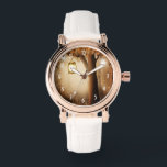 Montre Forêt magique avec lumières des fées<br><div class="desc">Une montre avec une illustration fantaisiste et fantaisiste dans des couleurs brun et jaune riches. Une forêt mystique magique avec un grand arbre tenant une lanterne à l'ancienne. Des lumières des fées dansent tout autour. Un design merveilleux et enchanteur.</div>