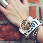 Montre Forever Love Dire Modèle photo<br><div class="desc">Cette belle montre a une face / cadre or rose et bande blanche. Ajoutez votre photo spéciale et personnalisez-la avec du texte manuscrit, en bas. Exemple de libellé : "Notre amour est éternel", ou changer. Cette montre féminine fait un joli cadeau pour une femme ou une petite amie. Votre photo...</div>