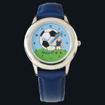 Montre Garçon de soccer personnalisé<br><div class="desc">Des enfants de football customisés par un cool regardent un garçon tenant une balle sur un terrain vert et le ciel bleu derrière lui. Personnalisez ce décor de salle de sport avec le nom de votre enfant sous le ballon de football géant.</div>