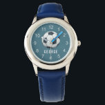Montre Garçons Blue Sports Football Football Enfants<br><div class="desc">Cette petite montre mignonne et moderne met en vedette un ballon de football (football),  avec un arrière - plan bleu. La montre peut être personnalisée avec votre nom de garçon,  et des chiffres clairs,  le cadeau parfait pour tout amateur de sport.</div>