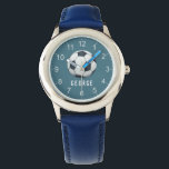 Montre Garçons Blue Sports Football Football Enfants<br><div class="desc">Cette petite montre mignonne et moderne met en vedette un ballon de football (football), avec un arrière - plan bleu. La montre peut être personnalisée avec votre nom de garçon, et des chiffres clairs, le cadeau parfait pour tout amateur de sport.</div>