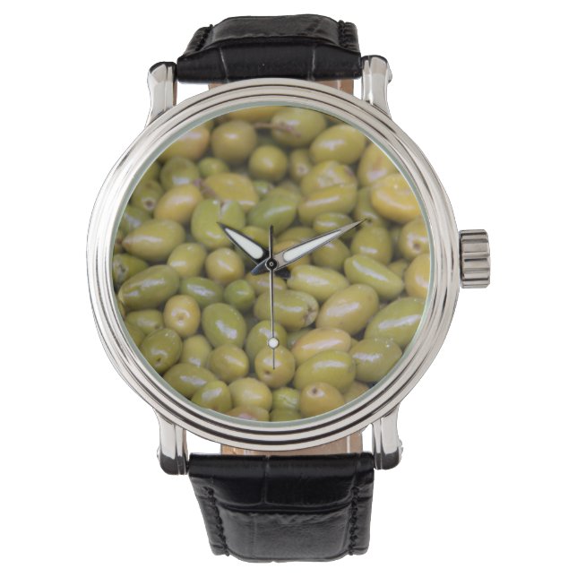 Montre Gros plan sur des olives vertes (devant)