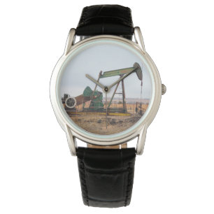 Montre Grosse valise verte dans un champ pétrolier