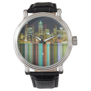 Montre Horizon de Seattle la nuit avec la réflexion