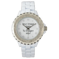 Il conçoit horloge en personnel en blanc de photos