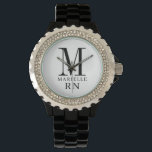 Montre Infirmière diplômée monogramme RN<br><div class="desc">Une lettre de serif noire monogrammée initiale et le nom avec le titre RN. Un cadeau élégant et moderne d'infirmière diplômante RN. Pour fille ou petite-fille, </div>