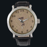 Montre Initiales sculptées du coeur Bagues d'arbre en boi<br><div class="desc">Ce magnifique design rustique et romantique de montre-bracelet est parfait pour un mariage, un anniversaire ou la Saint-Valentin. Il a un aspect de texture bois, comme la vue supérieure d'une souche d'arbre avec des anneaux et une bordure d'écorce. Un coeur avec des flèches y a été gravé. Utilisez le champ...</div>
