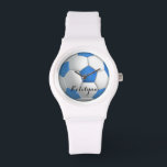 Montre Joueuse de football fille bleu avec nom<br><div class="desc">Montre de football bleu et blanc pour une joueuse de football, avec une place pour son nom en script noir. C'est le cadeau personnalisé parfait pour une jeune fille ou un ado. La couleur de bande peut être changée de rose en rouge ou blanc, ou changer complètement l'apparence de la...</div>
