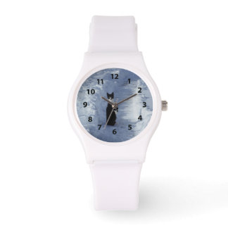 Montre Kitten noir et blanc dans la surveillance de neige