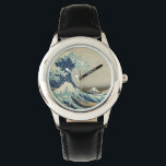 Montre La Grande Vague au large de Kanagawa<br><div class="desc">The Great Wave Watch The Great Wave off Kanagawa, aussi connu sous le nom de The Great Wave ou simplement The Wave, est une gravure en bois de l'artiste japonais Katsushika Hokusai. Exemple de l'art ukiyo-e, il a été publié entre 1830 et 1833 comme le premier dans la série de...</div>