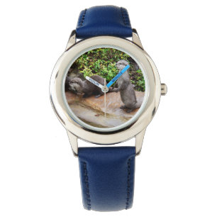 Montre La loutre parle, les enfants regardent.