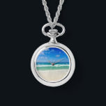 Montre La photographie de la plage me mène à la mer Tropi<br><div class="desc">Une belle photo de plage prise dans la destination de vacances idéale de Destin,  Floride. Les magnifiques eaux vertes de Sandestin se lavent jusqu'au bord de mer sablonneux sous un ciel bleu serein pour faire la photo de vacances pittoresque parfaite.</div>
