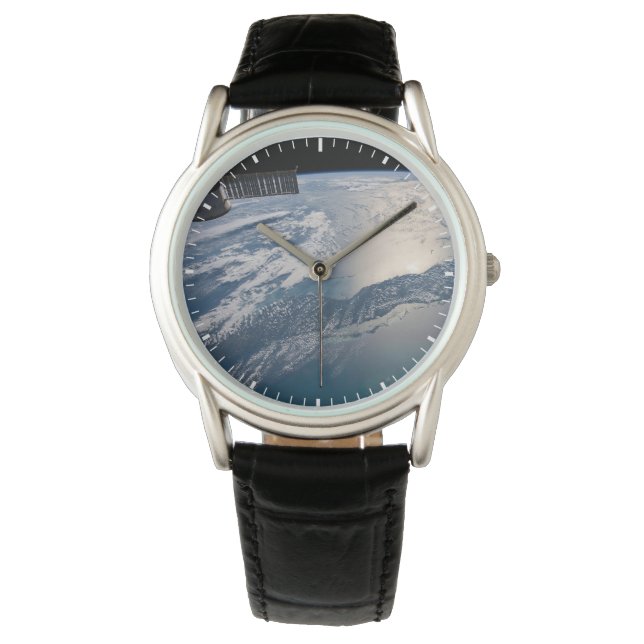 Montre La Station Spce Internationale Au-Dessus De L'Atla (devant)