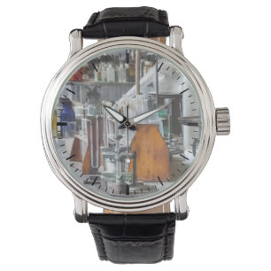 Montre Laboratoire de Chem avec les tubes et la cornue à