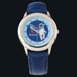 Montre L'astronaute spatiale cool<br><div class="desc">Un vaisseau-fusée cool et un astronaute de l'espace surveillent un petit garçon. Customisez cette superbe montre bleue avec le nom de votre enfant ou un autre texte sous le mignon vaisseau spatial bleu et rouge à côté du mec flottant dans l'espace.</div>