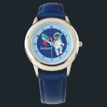Montre L'astronaute spatiale cool<br><div class="desc">Un vaisseau-fusée cool et un astronaute de l'espace surveillent un petit garçon. Customisez cette superbe montre bleue avec le nom de votre enfant ou un autre texte sous le mignon vaisseau spatial bleu et rouge à côté du mec flottant dans l'espace.</div>