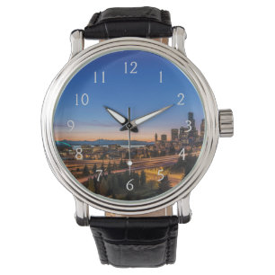 Montre L'autoroute I-5 et le centre de Seattle au crépus