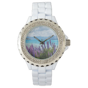 Montre lavande sur le rivage du lac