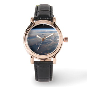Montre Le lever Du Soleil Coule De Longues Ombres Sur La