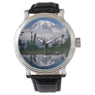 Montre Le Mont Rainier dans une montagne tarne