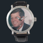 Montre Le président John F. Kennedy<br><div class="desc">John Fitzgerald "Jack" Kennedy (JFK), (29 mai 1917 - 22 novembre 1963), était un homme politique américain qui a été le 35ème président des États-Unis de janvier 1961 à son assassinat en novembre 1963. Le Traité d'interdiction des essais nucléaires, la création du Corps de la Paix, l'évolution de la course...</div>