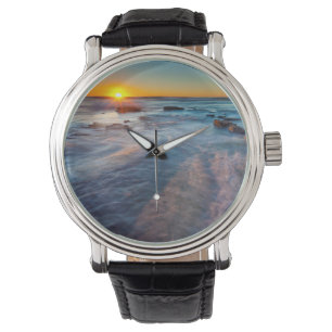 Montre Les rayons du soleil illuminent l'océan Pacifique