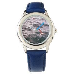 MONTRE LES SEAGULLES QUI VOLENT AU-DESSUS DES VAGUES DE M