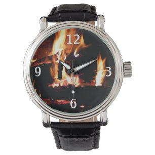 Montre Logs dans la cheminée Photographie de feu chaud