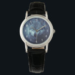 Montre Loup sauvage magique aux yeux bleus Extraordinaire<br><div class="desc">Une montre avec l'image d'un loup mystique magique debout dans une forêt avec de la neige douce tombant autour. C'est des yeux bleus qui attirent vraiment votre attention.</div>