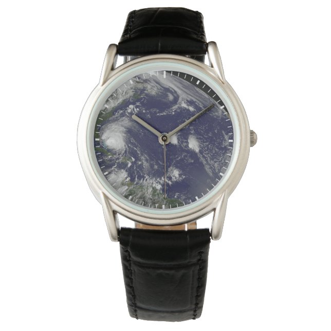 Montre L'Ouragan Irene Traverse Les Bahamas. (devant)