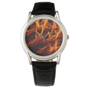 Montre Macro de flamme de feu dans la cheminée