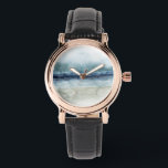 Montre Mariner's Mist - Rive<br><div class="desc">Mariner's Mist I par Grace Popp. Il présente un littoral aux teintes et aux tons bleus biscornus et un ciel brumeux.</div>