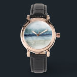 Montre Mariner's Mist - Rive<br><div class="desc">Mariner's Mist I par Grace Popp. Il présente un littoral aux teintes et aux tons bleus biscornus et un ciel brumeux.</div>