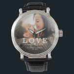 Montre Modern Love conquiert tous les Mariage Photo Scrip<br><div class="desc">Montre photo moderne chic avec écriture manuscrite et lecture de typographie moderne : "L'amour conquiert tout 'avec vos noms et date mariages personnalisés. Personnalisez avec votre photo et vos informations préférées. Grand cadeau pour les jeunes mariés ou la Saint-Valentin !</div>
