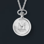 Montre Monogramme et nom de la servante d'accueil personn<br><div class="desc">Ajoutez une touche personnelle à votre mariage avec le monogramme et le cadeau de nom personnalisé de la femme de ménage. Ce design présente le nom de la femme de ménage personnalisée avec titre et date mariage en gris et monogramme en gris clair comme arrière - plan, dans le style...</div>